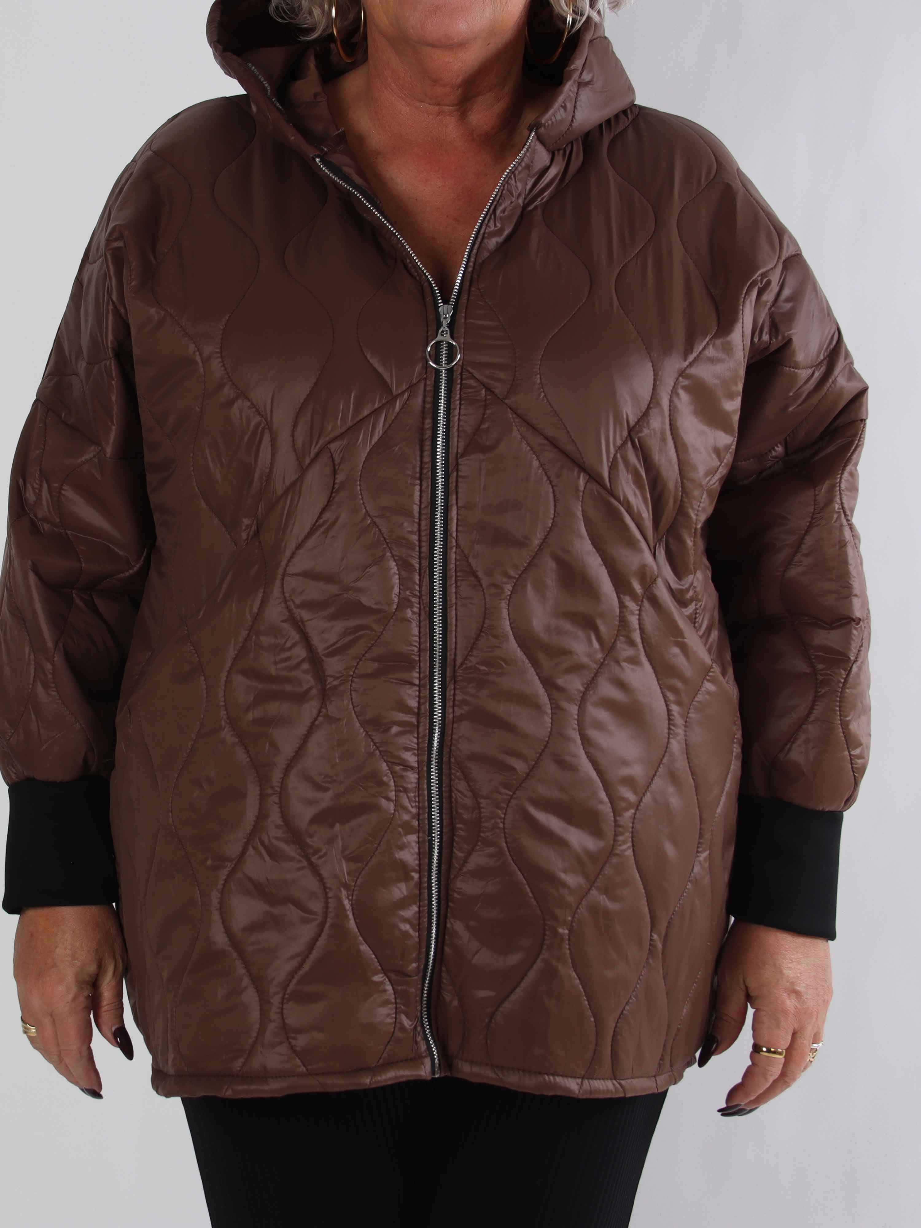 Augusta - Quiltet plus size jakke med hætte og lynlås